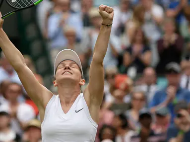 Petenis Rumania, Simona Halep melakukan selebrasi seusai mengalahkan petenis China, Shuai Zhang pada perempat final Grand Slam Wimbledon di London, Selasa (9/7/2019). Halep mengalahkan petenis non-unggulan asal China dengan memetik kemenangan 7-6, 6-1. (AP Photo/Tim Ireland)