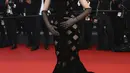 <p>Model Inggris Cara Delevingne berpose saat tiba menghadiri pemutaran film "The Innocent (L'Innocent)" selama Festival Film Cannes edisi ke-75 di Cannes, Prancis selatan (24/5/2022). Cara Delevingne menarik perhatian dalam gaun hitam yang pas dengan bentuk tubuh. (AP Photo/Joel C Ryan)</p>