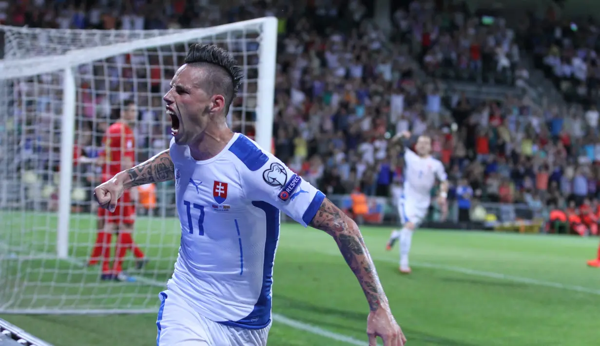 Marek Hamsik merayakan keberhasilannya mencetak gol kedua Slowakia atas Makedonia. (Bola.com/Reza Khomaini)