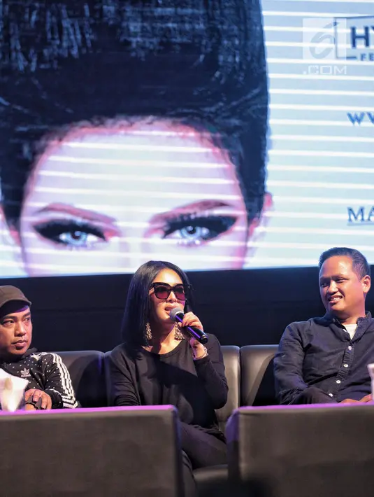 Penyanyi Syahrini memberi keterangan konser bertema "10 Tahun Jambul Khatulistiwa Journey of Syahrini" di Jakarta, Selasa (28/8). Tiket konsernya dibanderol hingga Rp 25 juta dan sold out. (Liputan6.com/Faizal Fanani)