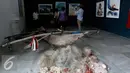 Sebuah perahu nelayan dan jaring di dipajang saat pameran seni rupa dan imaji bahari dengan tema "Nautika Bahari" di Galeri Nasional, Jakarta, Selasa (13/9). (Liputan6.com/Johan Tallo)