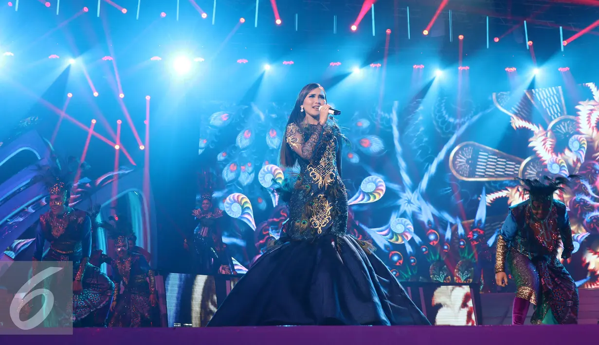 Penampilan Ayu Tingting saat tampil dalam Konser Raya 22 Tahun Indosiar di Jakarta, Rabu (11/1). Konser tersebut menyuguhkan pagelaran musik spesial bertabur bintang dari lintas generasi dan juga genre musik. (Liputan6.com/Herman Zakharia)