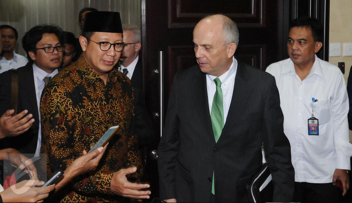 Menteri Agama Lukman Hakim Saifuddin (kiri) bersama Dubes AS untuk Indonesia, Joseph R Donovan menemui pewarta usai pertemuan di Kemenag, Jakarta, Selasa (7/2). Pertemuan untuk memperbanyak kerjasama di bidang pendidikan. (Liputan6.com/Helmi Fithriansyah)