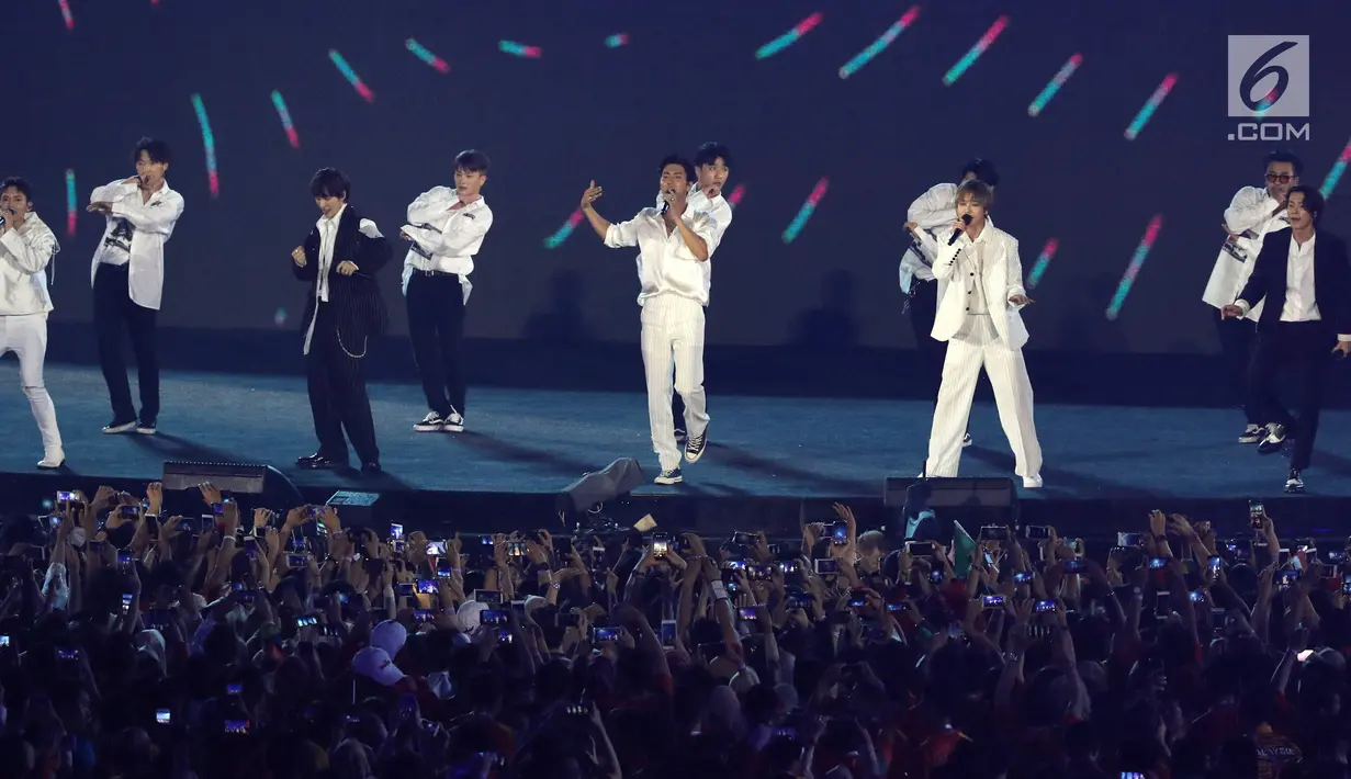 Boy band Korea Selatan, Super Junior tampil pada upacara penutupan Asian Games 2018 di Stadion Gelora Bung Karno, Jakarta, Minggu (2/9). Mereka membawakan lagu Sorry Sorry, Mr. Simple, dan Bonamana. (Liputan6.com/Helmi Fithriansyah)