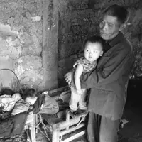 Lou, anak-anak yang diasuhnya, dan sang suami | Sumber Foto: huffingtonpost.com/CEN