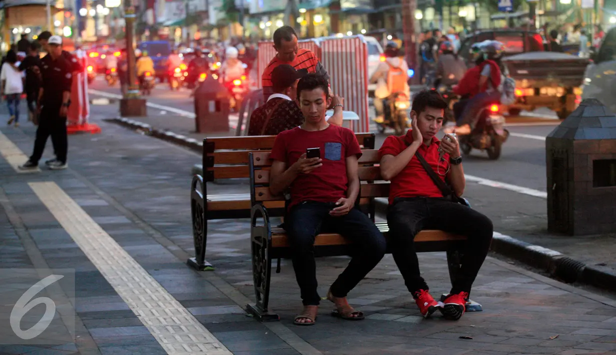 Pengunjung menikmati kawasan pendestrian Malioboro pada sore hari, Yogya, Selasa (5/4). Sejak parkir direlokasikan di Taman Parkir Abu Bakar Ali, kini kawasan Malioboro bebas dari parkir kendaraan bermotor. (Liputan6.com/Boy Harjanto)