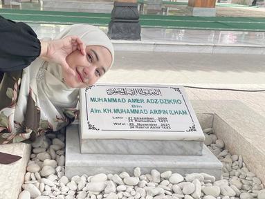 Baru-baru ini Nadzira Shafa terlihat membagikan momen saat ziarah ke makam Ameer Azzikra. Dalam unggahannya, tampak wanita kelahiran tahun 2000 itu memamerkan senyum ketegaran. Ia mengungkapkan jika pelan-pelan tangisnya mereda dan membawa senyum cerahnya ke hadapan makam sang suami. (Liputan6.com/IG/@enazirashf_)