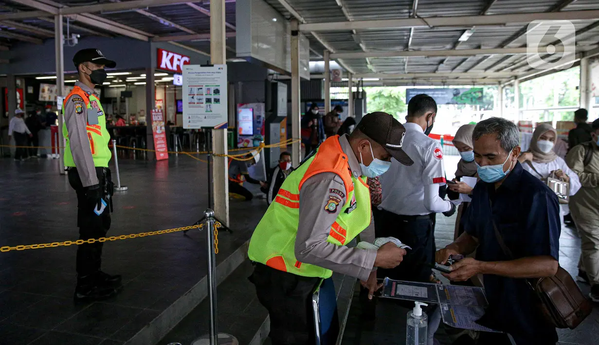 Petugas membantu calon penumpang memindai kode batang (QR Code) melalui aplikasi PeduliLindungi sebelum menaiki KRL di Stasiun Manggarai, Jakarta, Selasa (7/9/2021). PT KAI Commuter melakukan uji coba penggunaan aplikasi PeduliLindungi bagi pengguna KRL di 11 stasiun. (Liputan6.com/Faizal Fanani)