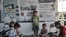 Anak-anak bermain di dekat poster desain Kampung Susun Akuarium, Penjaringan, Jakarta, Kamis (11/3/2021). Seperti diketahui, Kampung Susun Akuarium memiliki 5 blok masing-masing terdiri dari 5 lantai dengan jumlah total 241 unit. (merdeka.com/Iqbal S. Nugroho)