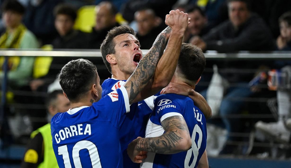 Pemain Atletico Madrid, Saul Niguez merayakan gol kemenangan timnya atas Villareal pada laga lanjutan Liga Spanyol 2023/2024 di La Ceramica Stadium, Villareal, Spanyol, Selasa (02/04/2024) dini hari WIB. (AFP/Jose Jordan)