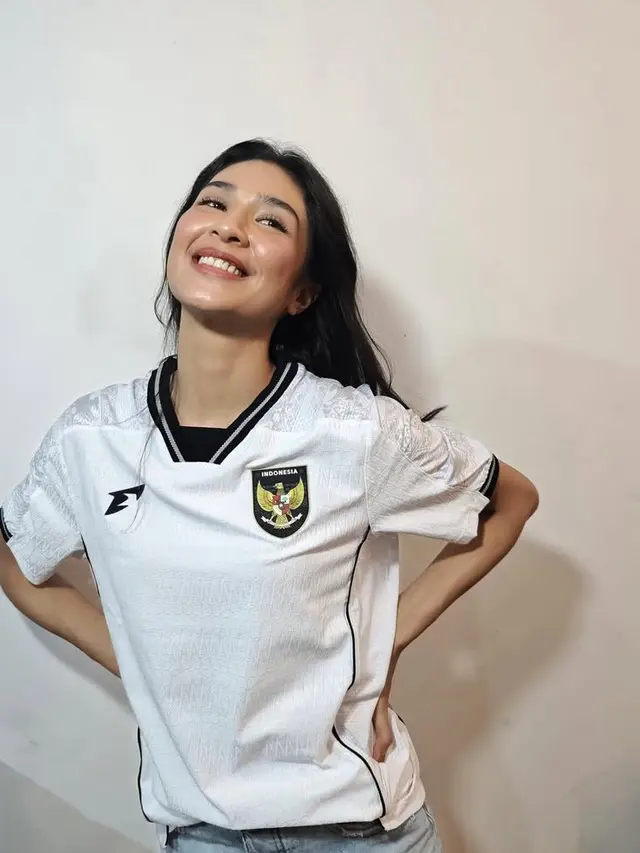 Mikha Tambayong dan Deva Mahenra Kenakan Jersey Timnas. [@miktambayong]