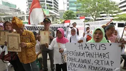 Para pengunjuk rasa menutut Presiden Jokowi untuk bertindak tegas menyelamatkan aset-aset yang di komersialisasikan, Jakarta, Kamis (18/12/2014). (Liputan6.com/Miftahul Hayat)