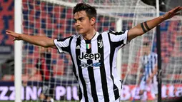 Penyerang Juventus, Paulo Dybala, melakukan selebrasi usai mencetak gol ke gawang Bologna pada laga Liga Italia di Stadion Renato-Dall'Ara, Minggu (23/5/2021). Juventus menang dengan skor 4-1. (AFP/Andreas Solaro)