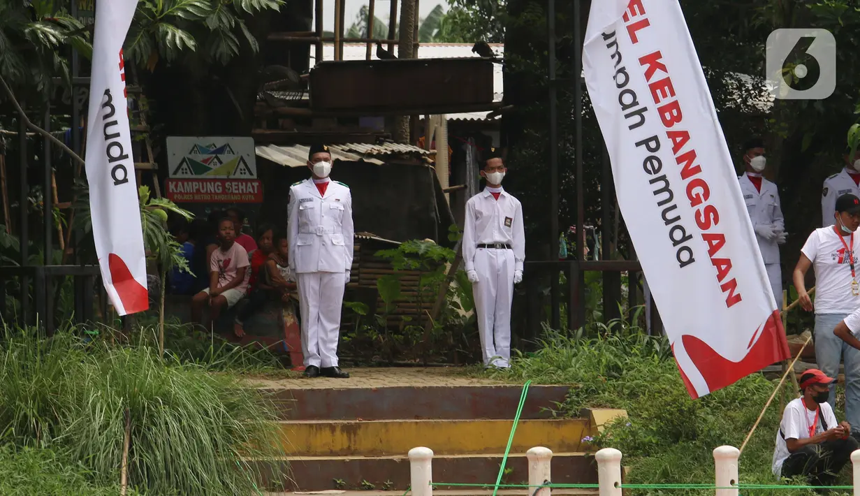Anggota Paskibraka saat mengikuti pengibaran bendera merah putih di Sungai Cisadane, Kota Tangerang, Banten, Kamis (28/10/2021). Pengibaran bendera merah putih yang di ikuti puluhan pemuda tersebut di lakukan untuk memperingati hari sumpah pemuda. (Liputan6.com/Angga Yuniar)