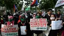 Pengunjuk rasa di Filipina membawa aneka tulisan yang menuntut kemerdekaan Palestina dari penjajahan Israel di depan Kedutaan Besar Israel di Manila pada tanggal 15 Juli 2014 (AFP PHOTO / TED Aljibe)