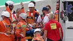 Pembalap Ducati Lenovo, Francesco Bagnaia, diangkut menggunakan tandu oleh sejumlah petugas medis setelah mengalami kecelakaan pada Tikungan 2 di Sirkuit Catalunya, Barcelona, Minggu (3/9/2023). (AFP/Lluis Gene)
