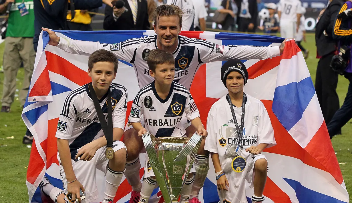 David Beckham. Gelandang Inggris yang kini berusia 47 tahun yang bersinar bersama Manchester United dan Real Madrid, dan telah pensiun pada Juli 2013 bersama PSG ini pernah berlaga di MLS selama 6 tahun mulai 2007 hingga 2012 saat memperkuat LA Galaxy. Ia total tampil dalam 124 laga bersama LA Galaxy dengan mencetak total 20 gol dan 42 assist dalam 124 laga. Ia berhasil menyabet 3 gelar juara liga dan 2 piala MLS. Kini ia menjadi pemilik klub Inter Miami di MLS. (AFP/Getty Images/Victor Decolongan)