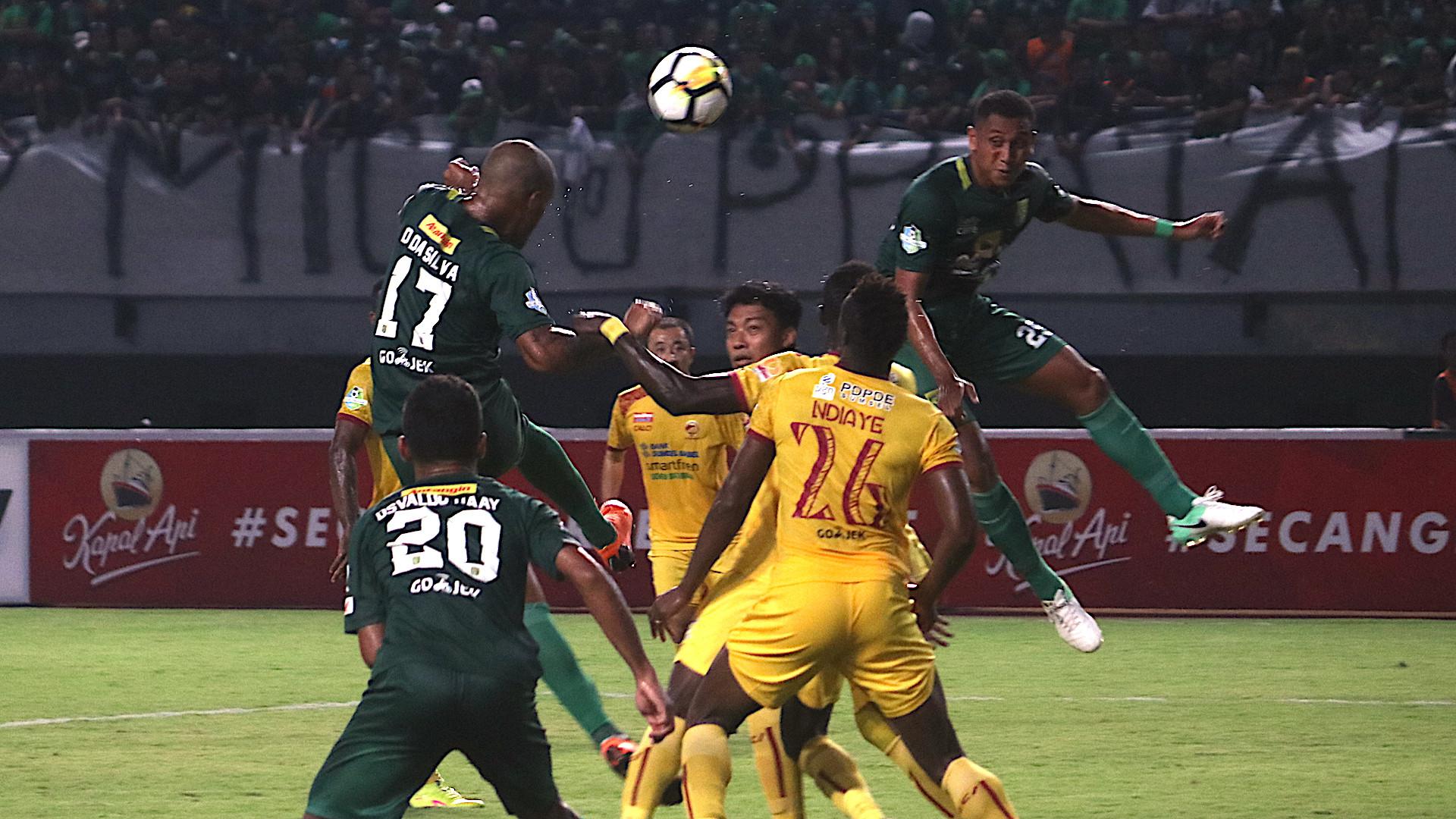 Persebaya kontra Sriwijaya FC pada pekan keenam Gojek Liga 1 bersama Bukalapak, Minggu (22/4/2018) di Stadion Gelora Bung Tomo. (Bola.com/Aditya Wany)
