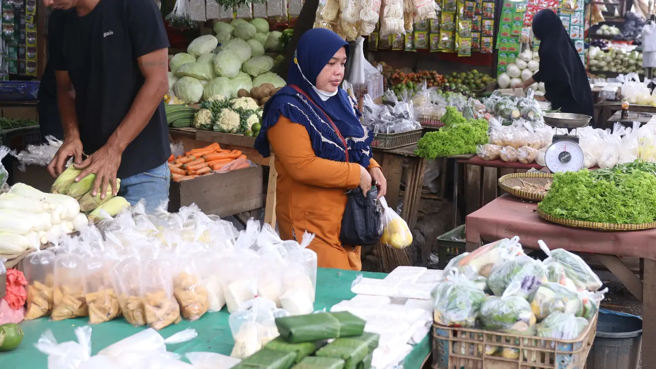 FOTO: Melonjaknya Angka Covid-19, Pemerintah Diminta Antisipasi Kesediaan Bahan Pokok
