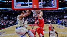 Pebasket Milwaukee Bucks, Giannis Antetokounmpo, memasukkan bola saat melawan Chicago Bulls pada laga NBA di United Center, Selasa (31/12/2019). Milwaukee Bucks menang 123-102 atas Chicago Bulls. (AP/Matt Marton)
