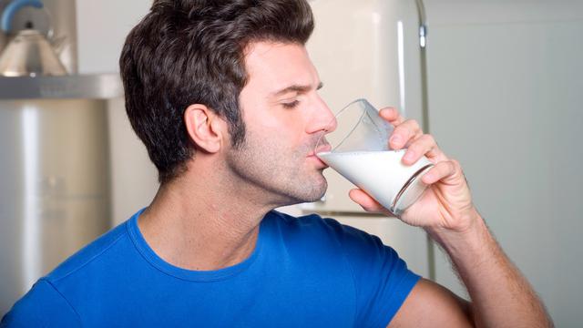 Susu Full-Fat Bisa Cegah Stroke dan Serangan Jantung? (Ambrophoto/Shutterstock)