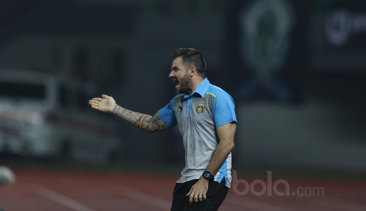 Pelatih Bhayangkara, Simon McMenemy mendampingi timnya melawan Persib Bandung pada laga Liga 1 2017 di Stadion Patriot, Bekasi, Minggu (04/06/2017). (Bola.com/Nicklas Hanoatubun)