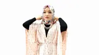 Tutorial hijab pasmina motif. (dok. screenshot video Vidio.com @PinkEmma)