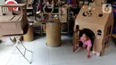Seorang anak bermain dalam rumah-rumahan dari kardus di Rumah Mainan Kardus, Depok, Jawa Barat, Kamis (1/10/2020). Mainan berbahan baku kardus tersebut dijual dengan harga Ro 50 ribu hingga Rp 1.200.000 tergantung besar kecil ukuranya dan tingkat kesulitan. (merdeka.com/Arie Basuki)