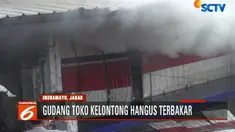 Petugas sempat mendatangkan alat berat untuk membuka paksa pintu toko yang tertutup. Diduga kebakaran akibat korsleting listrik.