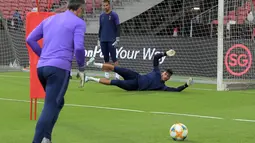 Kiper Tottenham Hotspur, Paulo Gazzaniga (kanan) berusaha menangkap bola selama mengikuti latihan di Singapura  (19/7/2019). Tottenham akan bertanding melawan Juventus pada International Champions Cup 2019 di National Stadium, Singapura. (AFP Photo/Roslan Rahman)