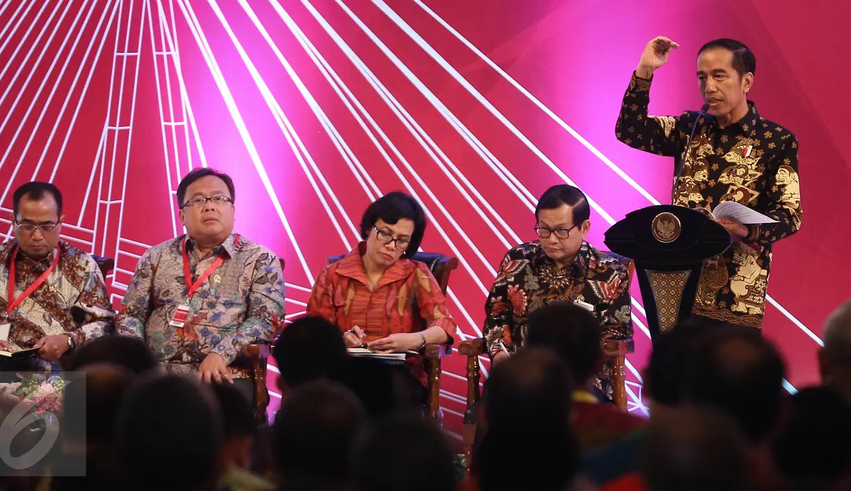 Presiden Jokowi memberi paparan pada pembukaan Rakornas ke-7 TPID 2016 di Jakarta, Kamis (4/8). Rakornas yang diselenggarakan BI ini akan memperkuat peta jalan target pengendalian inflasi nasional sebesar 3,5 persen pada 2018. (Liputan6.com/Faizal Fanani)
