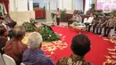 Menko Polhukam Mahfud Md memberikan paparan kepada para peserta Rapat Koordinasi Nasional Kebakaran Hutan dan Lahan 2020 di Istana Negara, Jakarta, Kamis (6/2/2020). Mahfud Md mengklaim luas kebakaran hutan pada 2019 berkurang hingga 1,5 juta hektare dibanding pada 2015. (Liputan6.com/Faizal Fanani)