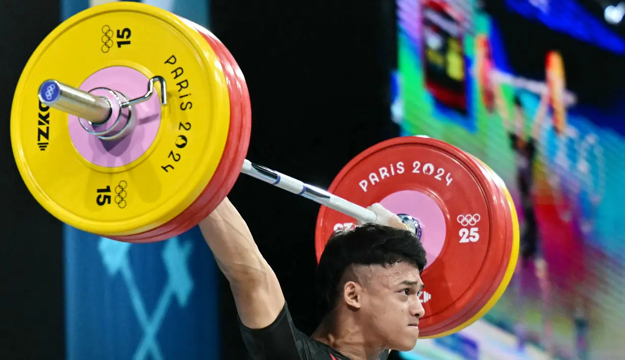 Rizki Juniansyah menjadi atlet kedua Indonesia yang mempersembahkan medali emas di Olimpiade Paris 2024. Dia menyusul atlet panjat tebing, Veddriq Leonardo, yang lebih dulu menyabet emas di nomor speed putra. (AFP/Miguel Medina)