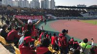 Lebih dari 4.000 WNI jadi suporter saat Timnas Indonesia U-19 menantang Korea Selatan U-19 pada kualifikasi Piala Asia U-19 2018, Sabtu (4/11/2017). (Bola.com/Istimewa)