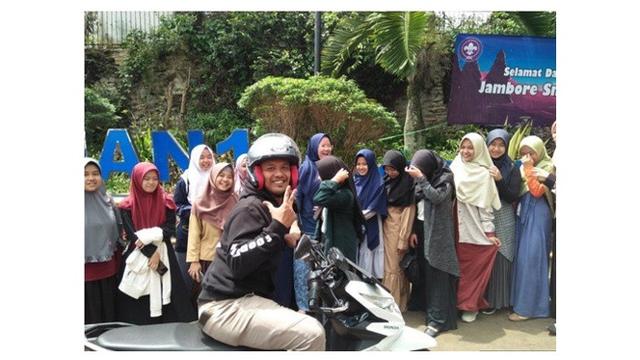 Momen Lucu Kendaraan Lewat Saat Foto Bersama Ini Bikin Tepuk Jidat