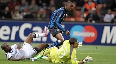 Striker Inter Milan Samuel Eto'o melewati hadangan kiper Spurs Carlo Cudicini dan bek William Gallas ketika kedua kesebelasan berhadapan dalam ajang Liga Champions di Giuseppe Meazza, Milan, 20 Oktober 2010. AFP PHOTO/GIUSEPPE CACACE