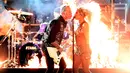 Lady Gaga bersama vokalis James Hetfield saat berkolaborasi di Grammy Awards ke-59, Los Angeles (12/2). Metallica dan Lady Gaga membawakan lagu Moth Into Flame dari album terbaru, Hardwired To Self Destruct. (Kevin Winter/Getty Images for NARAS/AFP)
