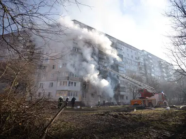 Petugas penyelamat memadamkan kebakaran di sebuah gedung perumahan yang mengalami kerusakan parah akibat serangan Rusia di Ternopil, Ukraina, pada Rabu 19 November 2025. Serangan rudal dan drone Rusia menghantam sebuah gedung permukiman di wilayah kota Ternopil, Ukraina barat, pada Rabu 19 November 2025. (AP Photo/Rostyslav Kovalchuk)