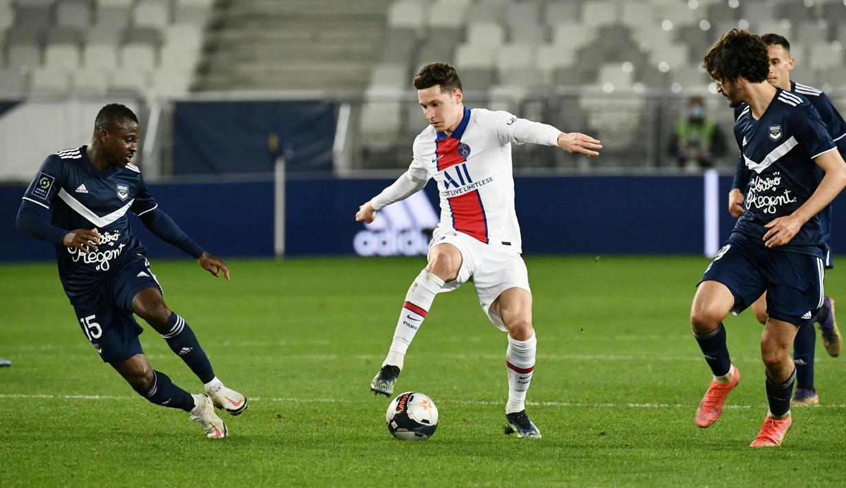 Pemain Paris Saint-Germain (PSG), Julian Draxler, berusaha melewati pemain Bordeaux pada laga Liga Prancis di Stadion Matmut Atlantique, Rabu (3/3/2021). PSG menang dengan skor 1-0. (Photo by Philippe LOPEZ / AFP)
