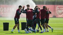Mereka tampak berlatih menggunakan pulpen atau pena pada sesi yang berlangsung di Arsenal Training Centre, London, Inggris, Senin (06/04/2026) waktu setempat. (AFP/Glyn Kirk)