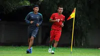 Timnas Indonesia U-23 kembali melakukan latihan di Lapangan Sutasoma Halim Perdanakusuma, Jakarta, Sabtu (23/5/2015). Salah satu penggawa timnas U-23, Hendra Adi Bayauw (kanan) harus berlatih terpisah akibat cedera lutut. (Liputan6.com/Helmi Fithriansyah)