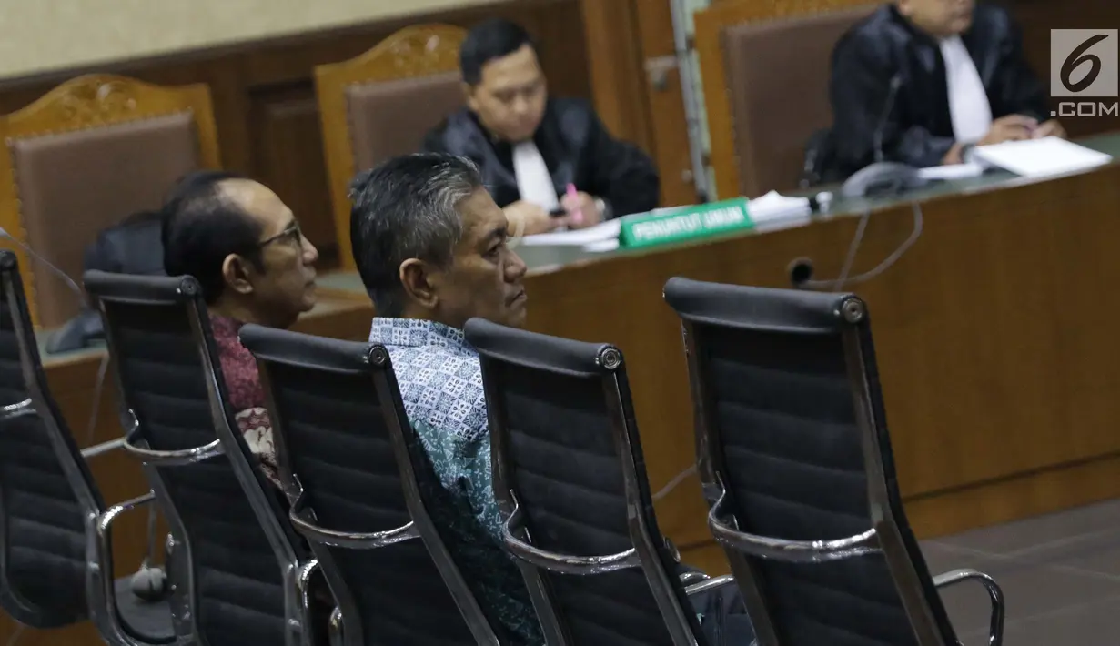 Terdakwa suap putusan perkara perdata yang juga Hakim PN Jakarta Selatan, Iswahyu Widodo (kiri) dan Irwan saat menjalani sidang putusan di Pengadilan Tipikor, Jakarta, Kamis (11/7/2019). Keduanya dihukum 4 tahun 6 bulan penjara, denda Rp200 juta subsider 2 bulan. (Liputan6.com/Helmi Fithriansyah)