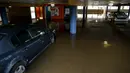 Kendaraan ditinggalkan di tempat parkir akibat banjir merendam pusat perbelanjaan di California, Rabu (6/1/2016). Badai El Nino melanda wilayah selatan California dengan membawa hujan deras ke kawasan yang sempat dilanda kekeringan. (REUTERS/Mike Blake)