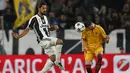Pemain Juventus, Sami Khedira, berusaha merebut bola dari penguasaan pemain Sevilla, Sergio Escudero, pada laga Liga Champions Grup H di Juventus Stadium, Turin, Kami (15/9/2016) dini hari WIB. (AFP/Marco Bertorello)