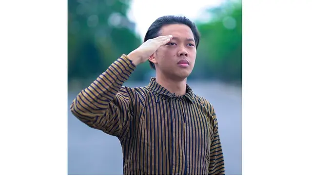 7 Potret Bayu Skak dalam Busana Tradisional Hingga Batik, Bangga Jadi Anak Indonesia