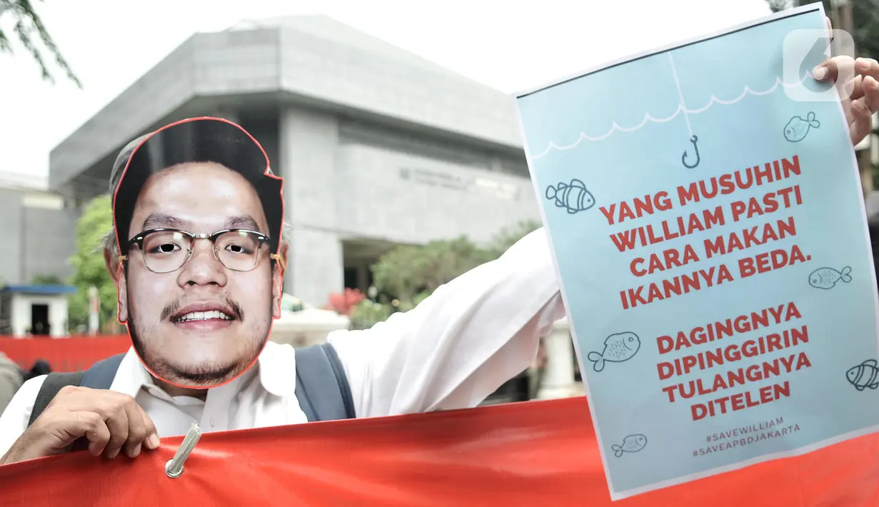 Massa yang tergabung dalam Aliansi Masyarakat Untuk Transparansi mengenakan topeng William Aditya saat aksi damai di Gedung DPRD DKI Jakarta, Rabu (4/12/2019). Mereka menuntut DPRD DKI Jakarta dan Pemprov DKI Jakarta untuk transparansi atau terbuka terhadap publik. (merdeka.com/Iqbal S Nugroho)