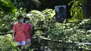 Orang-orang mengenakan masker saat berjalan-jalan di Singapore Botanic Gardens, Singapura, pada 18 November 2020. (Xinhua/Then Chih Wey)