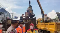 Petugas gabungan dari polisi hingga dishub Kabupaten Cirebon saat mengawal pemasangan barier beton di empat titik U Turn wilayah Pasar Tegal Gubug. Foto (Liputan6.com / Panji Prayitno)
