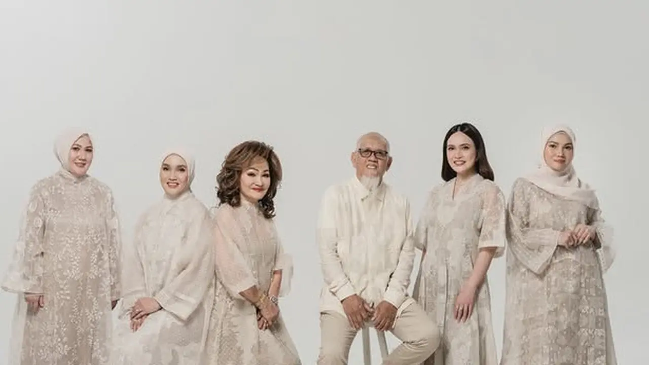 Potret Shandy Aulia Foto Keluarga Penuh Toleransi Kompak dengan Ketiga Kakak Muslim