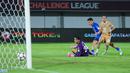 Pemain Dewa United, Egy Maulana Vikri mencetak gol ke gawang Tainan City FC pada matchday kedua Grup E AFC Challenge League 2025/2026 di Stadion Indomilk Arena, Rabu (29/10/2025) malam WIB. (Bola.com/M Iqbal Ichsan)
